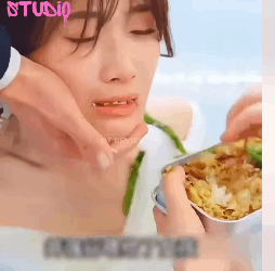 H2808003 Nagluluto ang isang babae ng mga kakaibang pagkain upang hindi magmahal ang kanyang anak na babae at ang ending part2