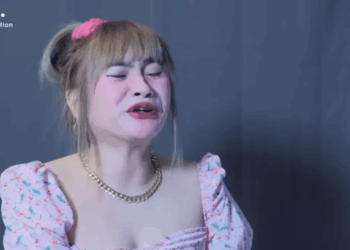 H2409003 Babae Gusto Ipabayad Ang Katawan Sa Tattoo