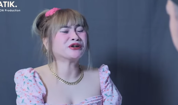 H2409003 Babae Gusto Ipabayad Ang Katawan Sa Tattoo