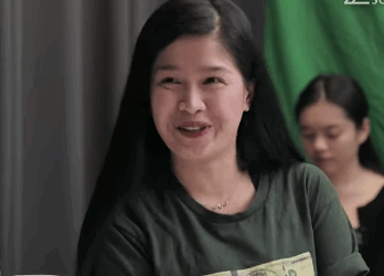 H2709010 Receptionist Inuuna ang Kilala sa Pila