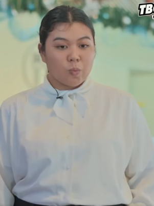 G1209010 Chubby Girl Nilait Ng Payat Na Kaibigan