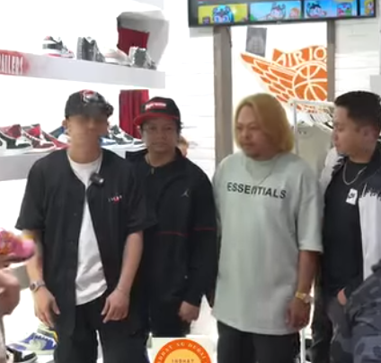 H1309004 MGA BABAE PINAGTAWANAN NG MGA LALAKE NA MGSUOT NG RUBBER SHOES part2