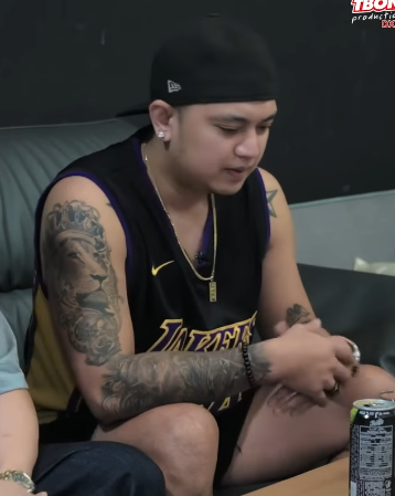 H1809002 Lalaki Pinagtawanan at Nilait ng mga Bully na Tropa part2