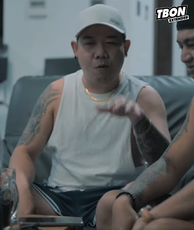 H1809010 Lalaking Loyal Sa Asawa Binigyan Ng Chicks Ng Tropa Sa Araw Ng Pasko