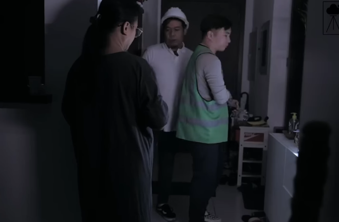 H2109005 Gahamang Technician Dinugasan Ang Matandang Kliyente