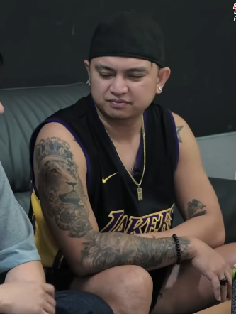 H2209004 Lalaki Pinagtawanan at Nilait ng mga Bully na Tropa part2