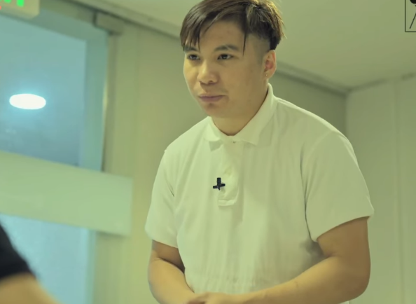 H2309004 Matandang Waitress Niyabangan Ng Aroganteng Customer